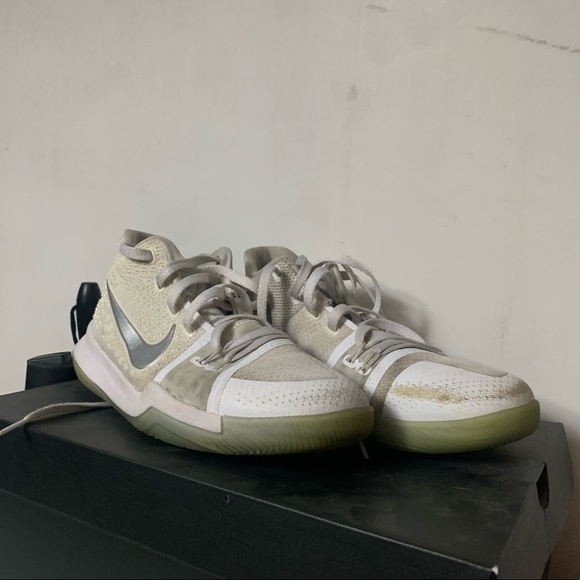 2016 Kyrie 3s white and silver,Minimal yellowing. - Picture 3 of 4